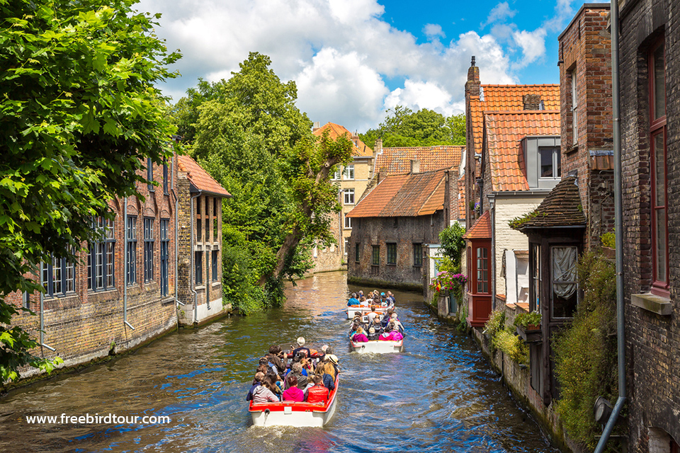 tourist_boat_on_canal_bruges_belgium_freebirdtou
