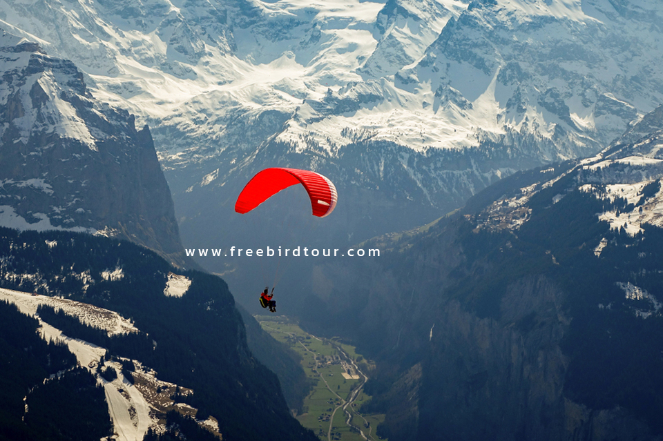 paraglider_switzerland_lauterbrunnen_valley_freebirdtour